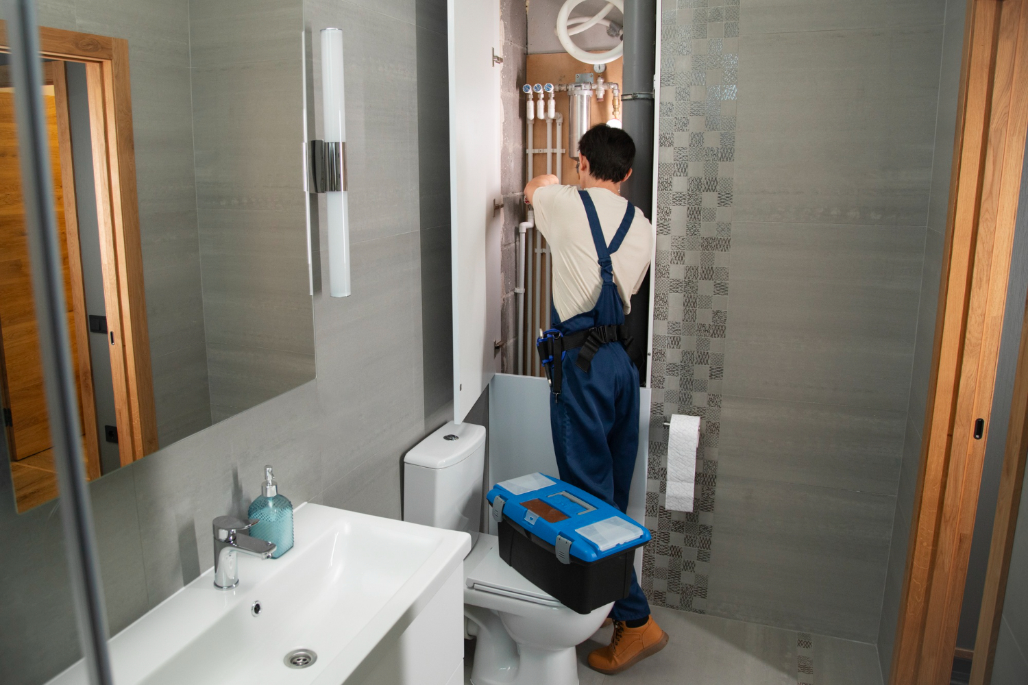 Plombier Plagnol à Langon réparant la tuyauterie d’une salle de bains moderne et fonctionnelle