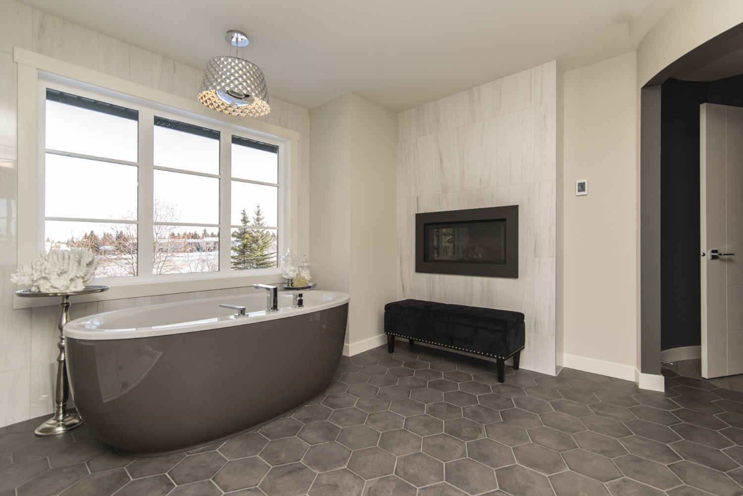 Salle de bain moderne avec baignoire design et cheminée, réalisation plagnol à langon